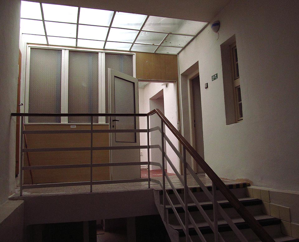 V nejvyšším patře se prvorepublikový charakter budovy vytrácí přebit vestavbami z konce století. Prosluněné terasy se skleněnou střechou vyvolávají pocit zapomenutých výšin mezi střechami a vikýři.