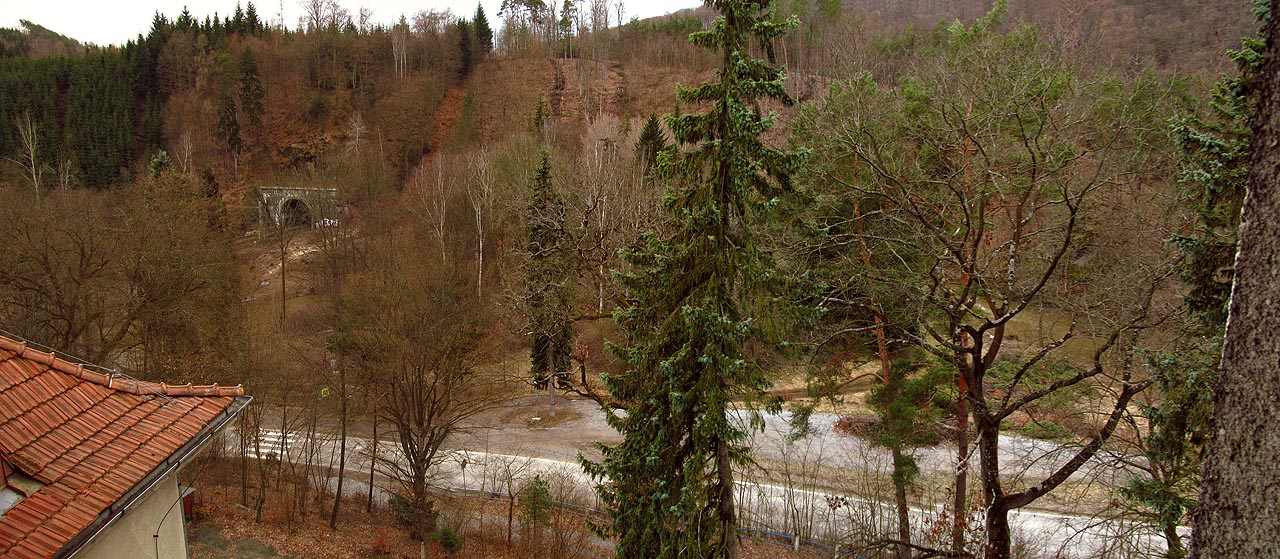 Toto je výhled z chemické laboratoře. Věřím, že jej někdejším zaměstnancům musí chemici pracující třeba v bohunickém kampusu docela závidět.
