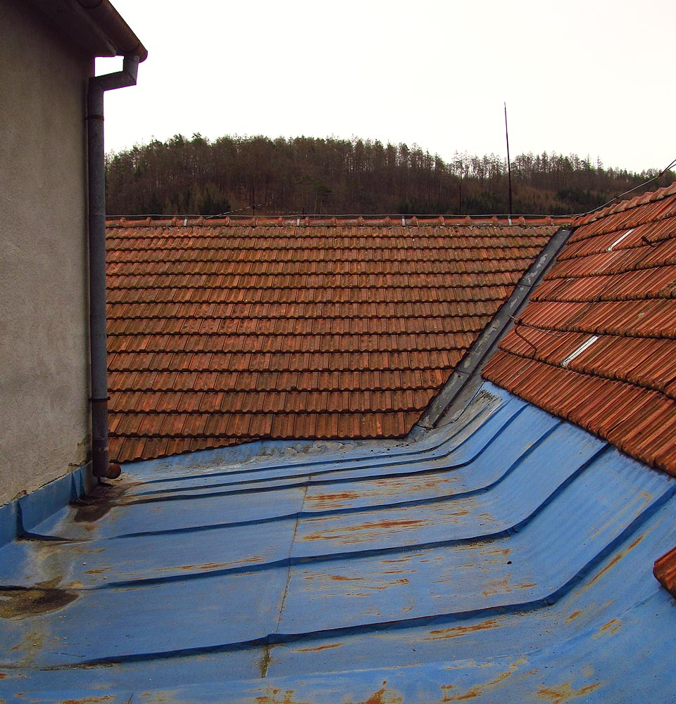 Mezi střechami několika křídel budovy se ukrývá malý dvorek. Úplně jiný svět než dole na zemi. Sem můžou jen ptáci - člověk si připadá jako hlavní hrdina <a href=http://amanita-design.net/games/machinarium.html>Machinaria</a>, když vyšplhal přes všechna schodiště, šachty a výtahy do nejvyšší věže.