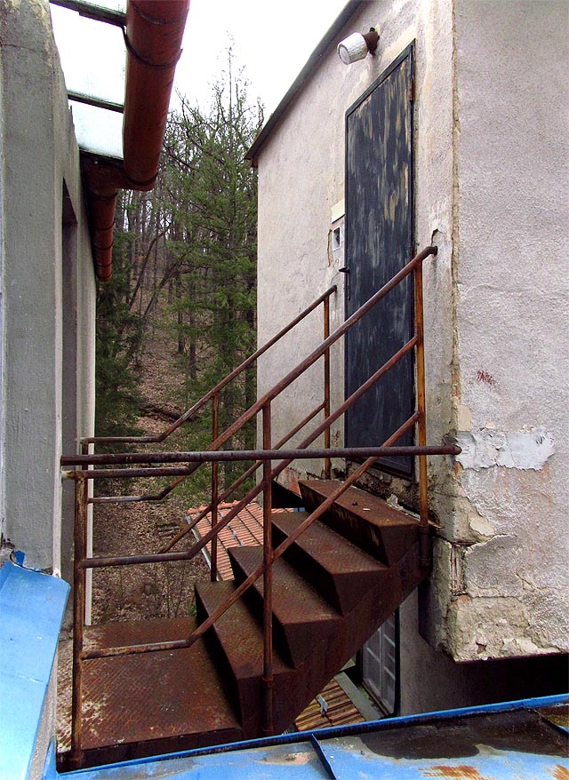 Prohlídku zakončujeme návštěvou strojovny výtahu, kterou jsme obdivovali při <a href=index.php?stranka=obrazek.php&obr=Hlavni/203/203-3.jpg>prvních pohledech zdola</a>. Popřejme budově léčebny šťastný osud!