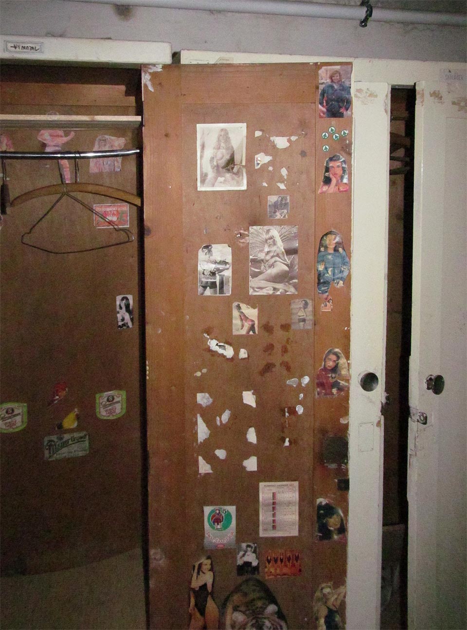 Prohlídku začínáme zgruntu. Další přírůstek do mé sbírky interiérů zaměstnaneckých skříněk (šatna údržbáře).