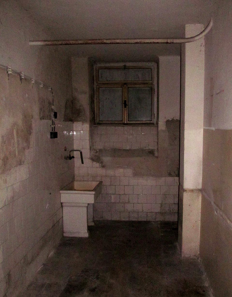 Tady byla nejspíš prádelna. Budova mírně zavlhá, ale jinak je vcelku ve výborném stavu.