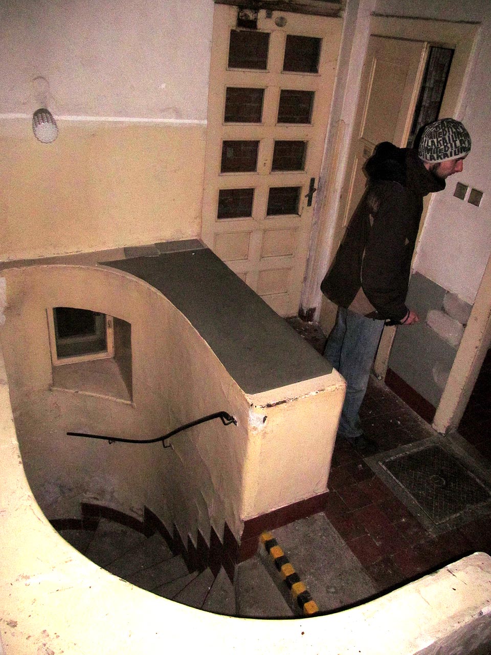 Stísněný prostor zadního schodiště ze sklepa má svůj půvab. Tudy chodili kuchaři pro zásoby - budova měla rozlehlá skladiště potravin.