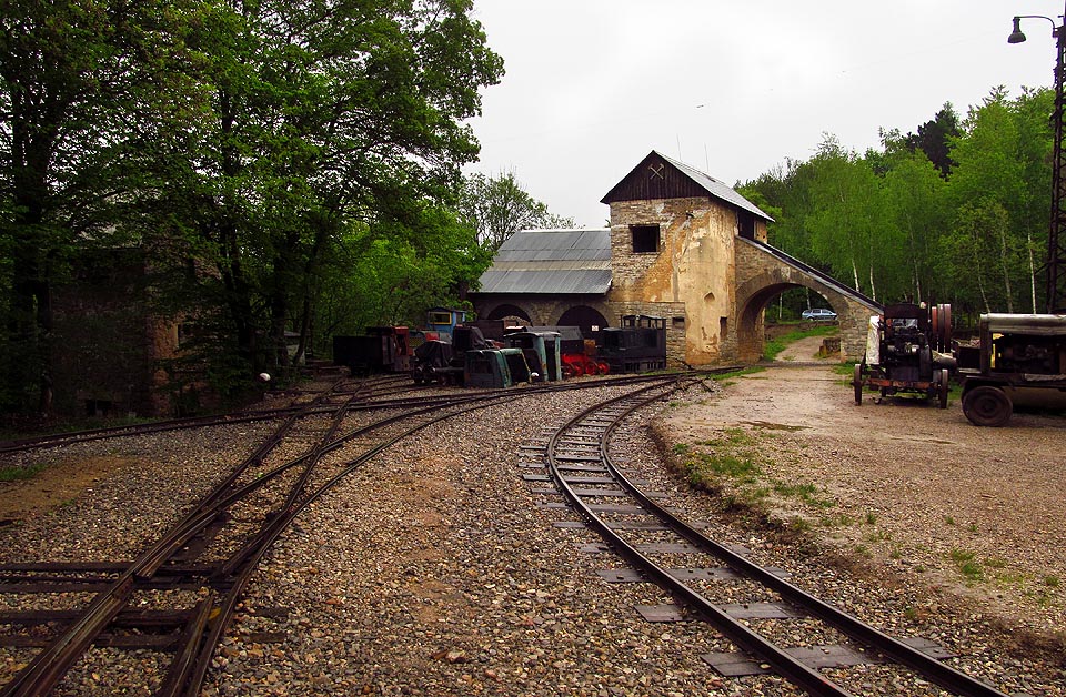 Solvayovy lomy nemají k modelovému kolejišti daleko; úzkokolejka sice není původní, ale je úžasná.