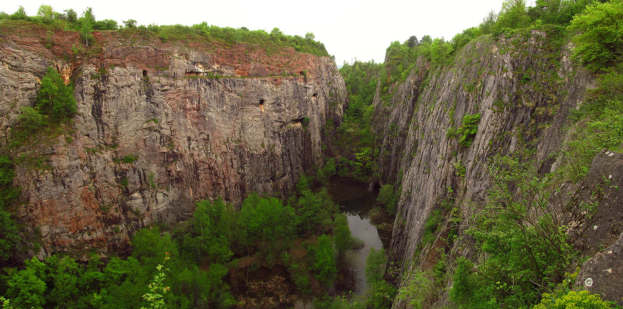 Zatopené vozíčky na dně Mexika stále rezaví a lákají mě svou nedostupností. Vede pode dnem lomu zatopená štola spojující šesté podzemní patro Malé a Velké Maeriky?