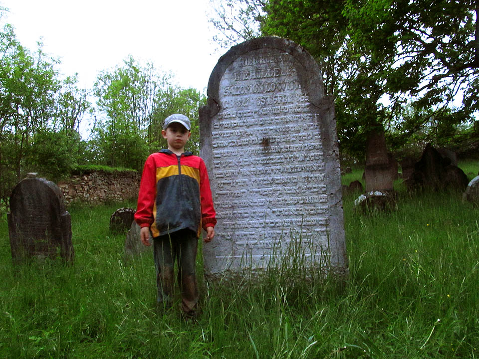 Mořinský hřbitov z první poloviny 18. století sloužil až do 2. světové války. Dnes je opuštěný a tajemný. Nejmladší účastník Kuba se nicméně nebál a vyfotil se vedle barokního náhrobku.