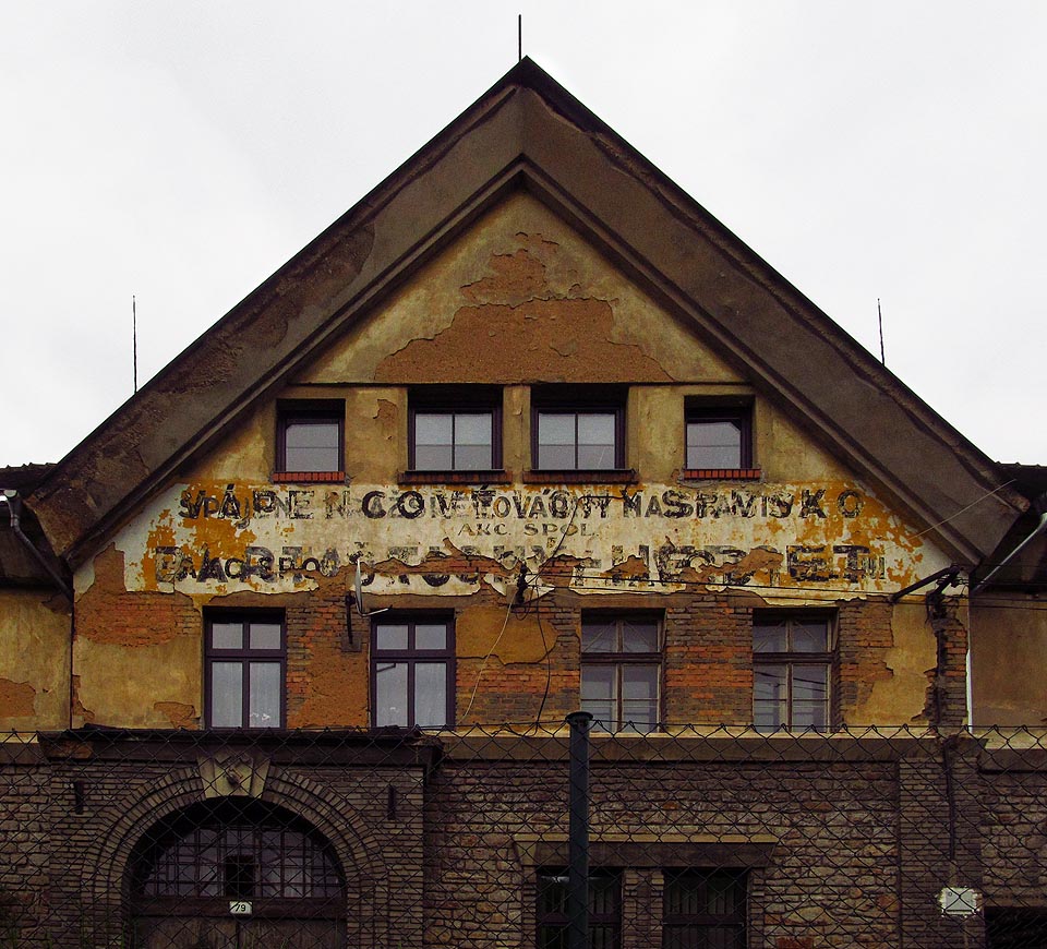Časem poznamenané průčelí bývalého vápencového mlýna v Srbsku.