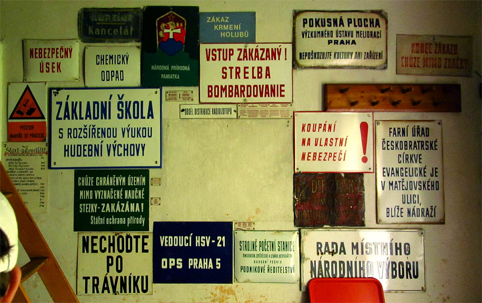 Vechtrovnu zdobí nejen plynové lampy, ale také smaltované cedulky. Ta největší však chybí - co na ní bylo, se můžeme jen domýšlet.