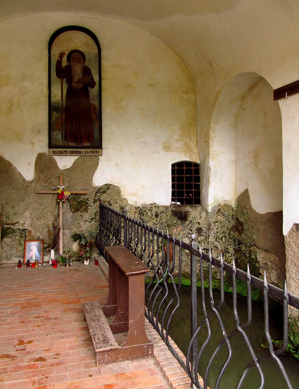 Kaple svatého Ivana ve Svatém Janu pod Skalou ukrývá i studánku. Tomu, kdo se z ní napije, vyroustou vousy, jako měl sám světec.