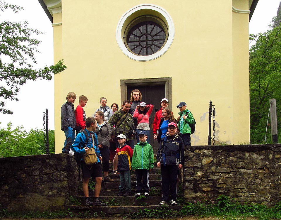 Společná fotka u kapličky Povýšení svatého kříže na ostrohu nad Svatým Janem.