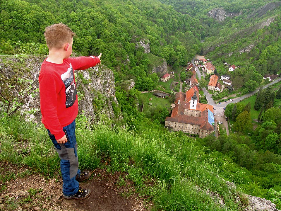 Ronaldo z klubu Vikingové se raduje z výhledu na benediktínský klášter.