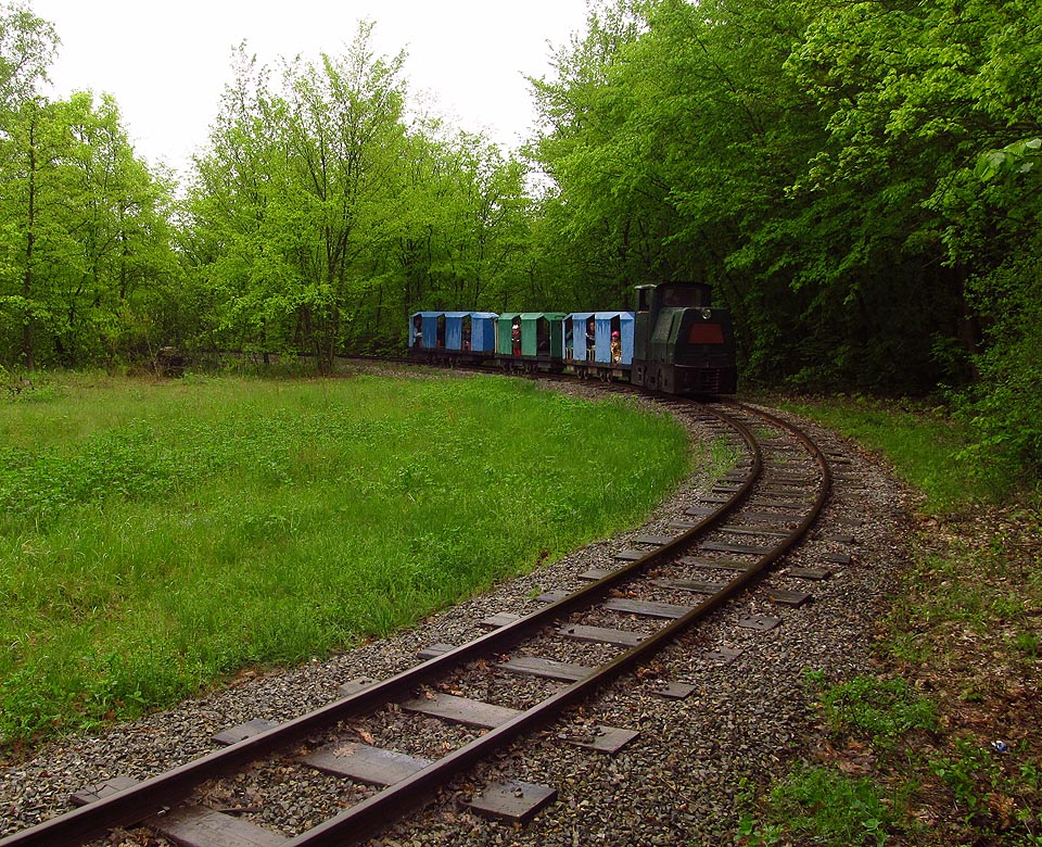 Úzkokolejný vlak jsme vysoko v kopcích nečekali.