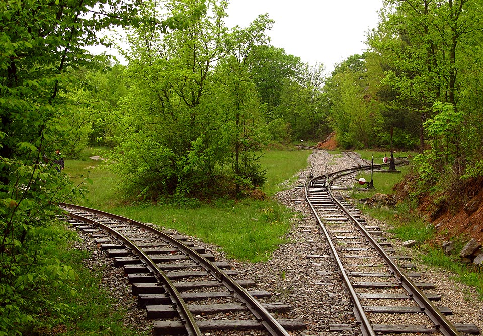 Na plošině v bývalém lomu vedou koleje všemi směry jako v bláznivém klukovském snu.