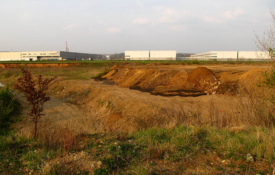 Kdo by to řekl, že jsou slavné Černovické terasy ve skutečnosti duté. V jejich nitru se rozkládá obří písečný lom. A v něm se pod navážkou hlíny skrývá cosi, co vypadá jako nelegální ukládání čistírenských kalů.