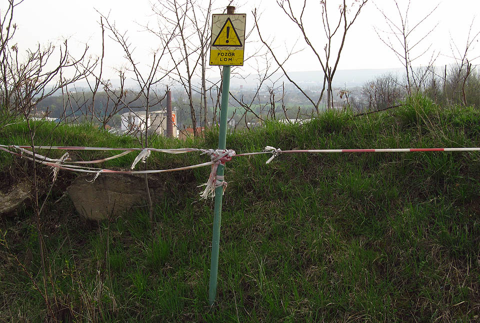 A skutečně! Za křovím se najednou otvírá pohled na veliký lom.