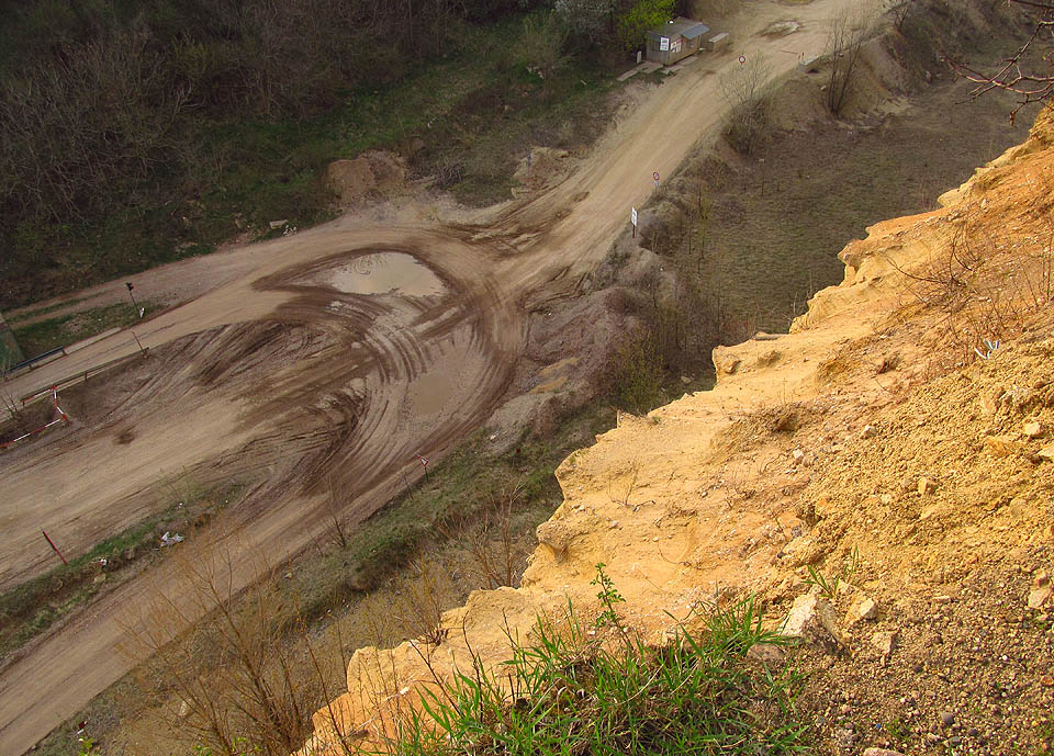 V nejstrmějším místě je stěna lomu skutečně nebezpečná. A to se člověk ani nemusí hned zřítit, stačí, když se s ním utrhne nestabilní okraj pískovcového srázu. Komu se nezdál sen o ševci, může být přecejenom klidnější. 