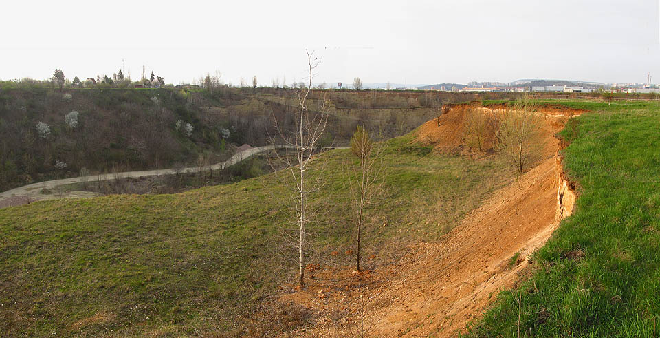 Lom se postupně stáčí do sebe jako rohlík. Na několika místech těžba dala vzniknout romantickým terasám. Nebýt to přímo v Brně, tábořilo by se tu skvěle.