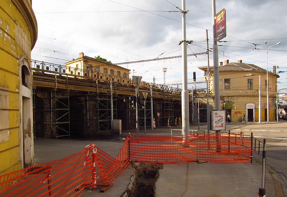 Oprava mostu nyní pokračuje pod úroveň kolejí.