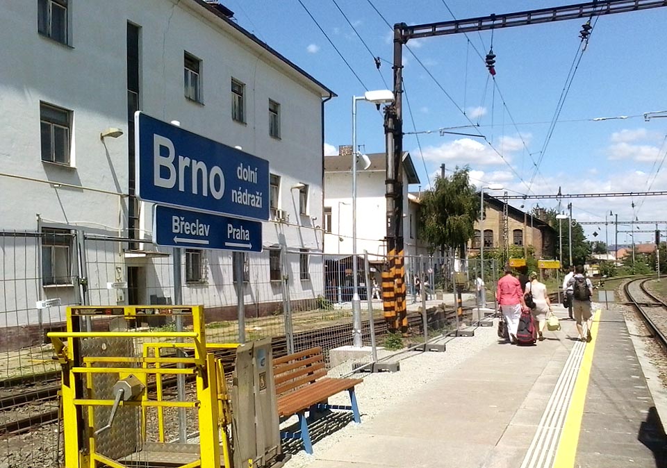 Nové nástupiště na dolním nádraží a za ním kolej do depa.