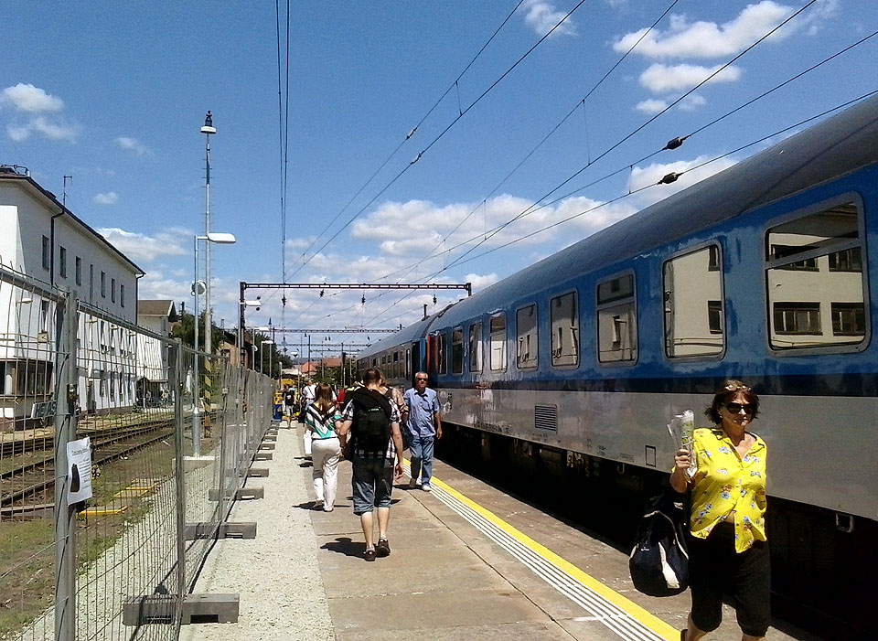 Na dolním zastavovaly jen vlaky vyšší kvality - zejména EC z Prahy do Bratislavy/Vídně a dál.