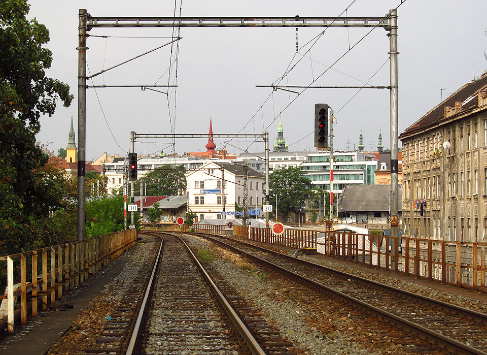 Stůj! Kdyby vlak náhodou projel přes návěst posun zakázán, možná ho zastaví před rozebraným viaduktem na hlavním nádraží červený terč.
