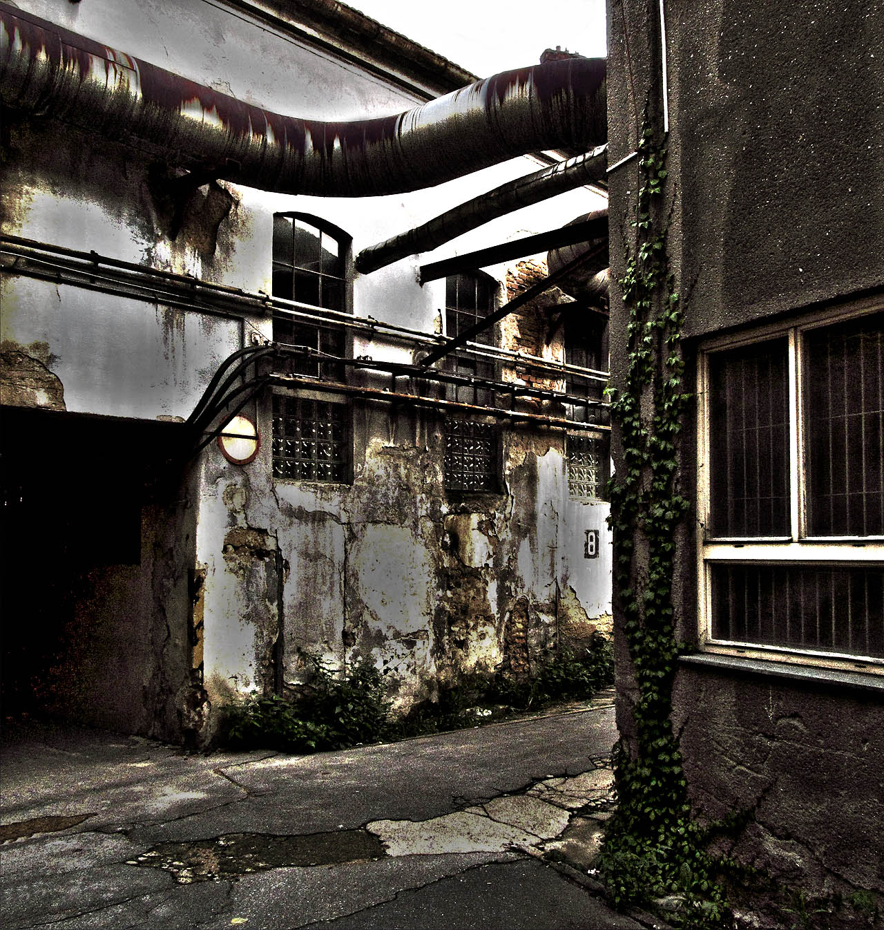 Další a další průchody spojují náměstíčka a ulice továrních budov. Kdyby byly domy obydlené, dala by se Vlněna, těsně vklíněná do lůna historických „brněnských Benátek“ nazvat samostatnou čtvrtí připomínající Stínadla.