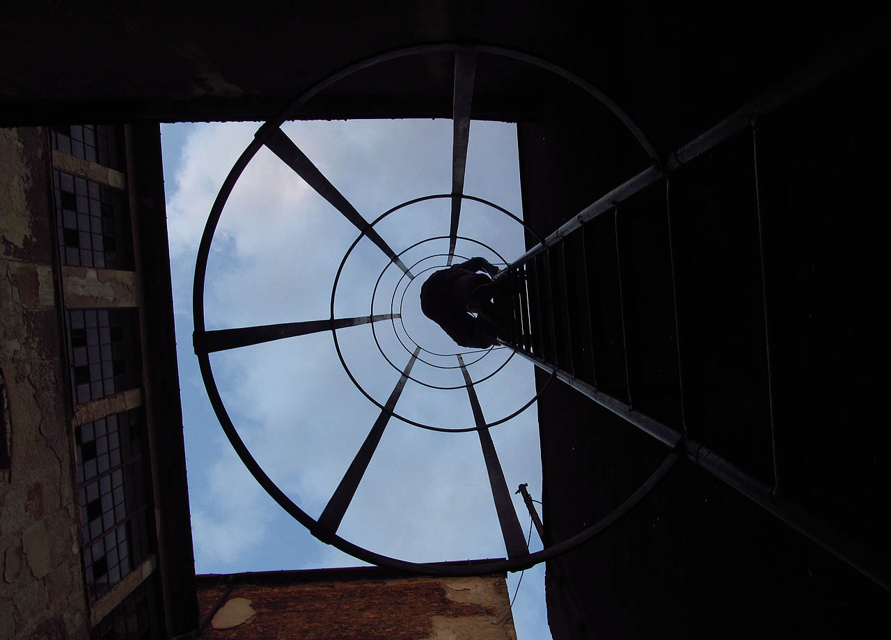 Předtím, než se odvážíme zamířit do vyšších pater, musíme vysledovat periodu pravidelných obchůzek hlídačů. Času není mnoho, proto podnikneme vždy jen jeden průzkum po žebříku a pak se zase ukryjeme.