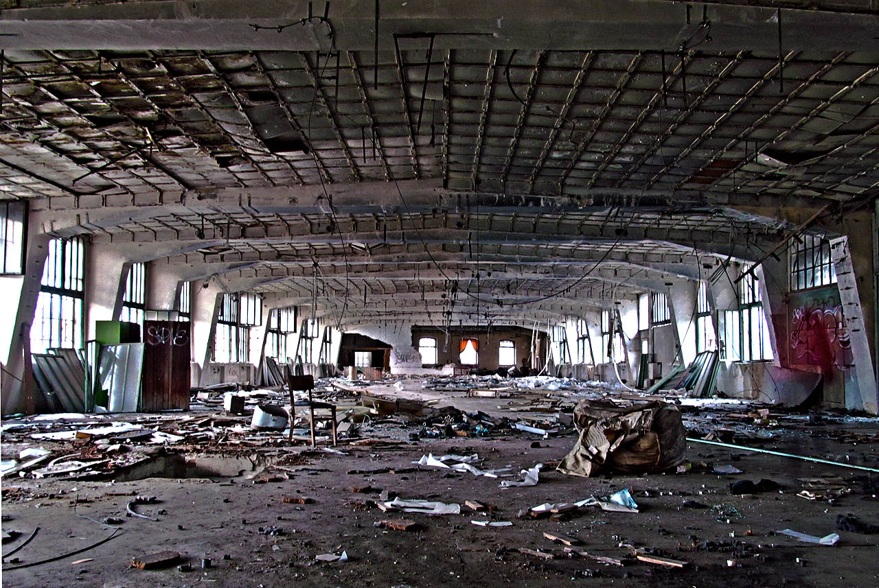 Třináctisekundová expozice odhaluje v jinak temné hale prostor, který mně bůhví proč připomíná gondolu polární vzducholodi z romantického filmu Červený stan. Když se na chvíli zasním, zdá se mně, že slyším hrčení motorů a cítím, jak se na lanech houpou zátěžové pytle s pískem. Letíme dál!