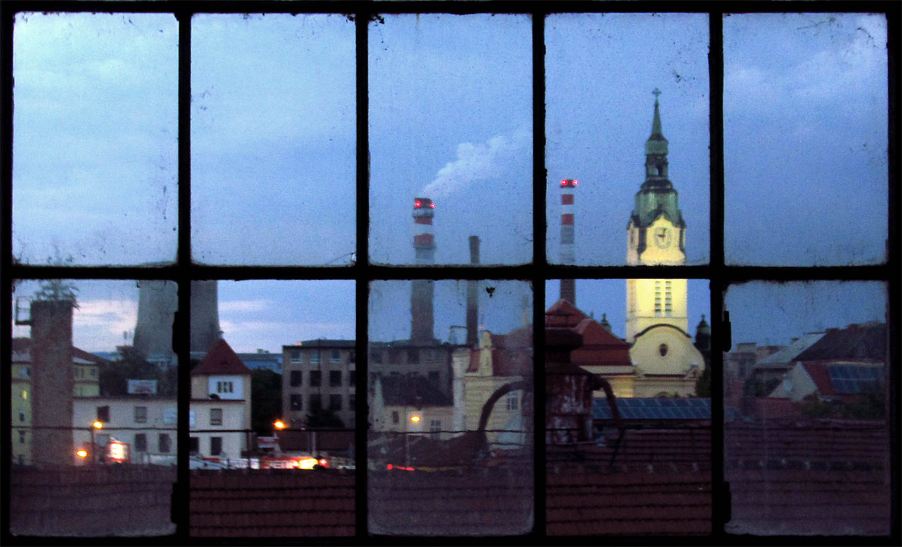 Pomalu nám mezi prsty utíká další romantický večer nad průmyslovým srdcem Brna. Každým dnem mizí kousek jeho industriální krásy. Kolik ještě takových večerů zažijí Vlněna, Dornych, Rumiště, Mitop, Zbrojovka, Vlhká, Šmeral a další lokality, než je definitivně pohltí supermarkety a nenápadité bytové komplexy, které stahují svoji smyčku stále těsněji? Dříve nebo později je čeká cesta do pekel ve stopách Vaňkovky, areálu na Tkalcovské nebo modernější Snahy. Dnes ale ještě ne - a tak si užíváme stmívání nad komíny a nádržemi stejně jako před stoletím.