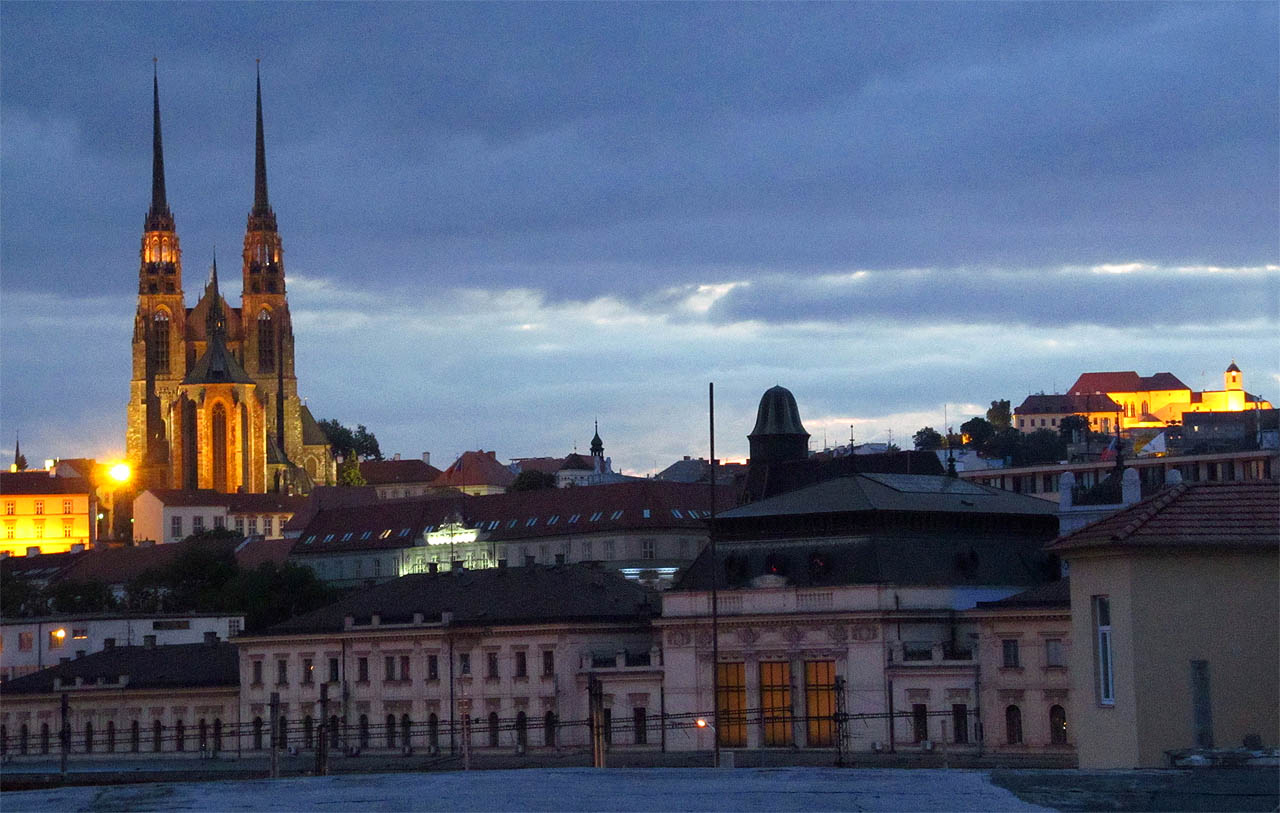 Zdá se skoro neuvěřitelné, že se chátrající a rozkládající areál Vlněny nachází v bezprostřední blízkosti dominant formátu Petrova či hlavního nádraží. Ze střechy, opuštěné a místy propadlé, lze nahlédnout přímo do městského centra. Lukrativní poloha bude ale patrně také rozsudkem smrti nad jedinečným industriálním labyrintem.