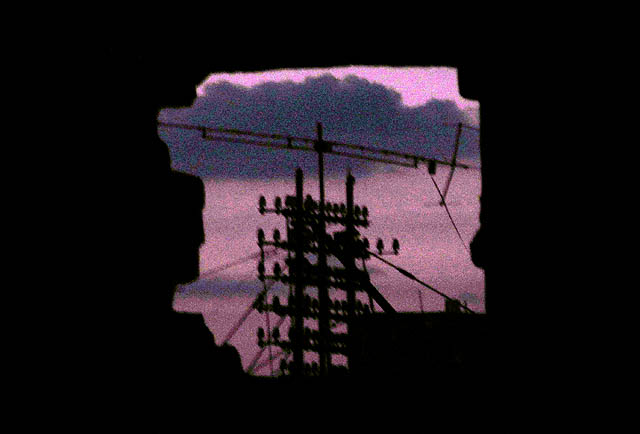 Poslední pohled na světlo světa než zamíříme do hloubky nižších pater, nyní již plně ponořených do tmy. Střechy domů leckde nesou ještě otisky minulého i předminulého století.