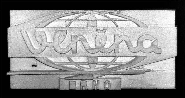 Netrá to dlouho a nacházíme učiněný poklad - archiv Vlněny. Plný je především ideologických socialistických materiálů od ručně vyráběným neumělých mozaiek až po graficky hodnotné plakáty. Najdou se ale i zajímavější kousky. Samozřejmě nic neničíme a pouze zvědavě dokumentujeme, jak nám čest pátračů velí.