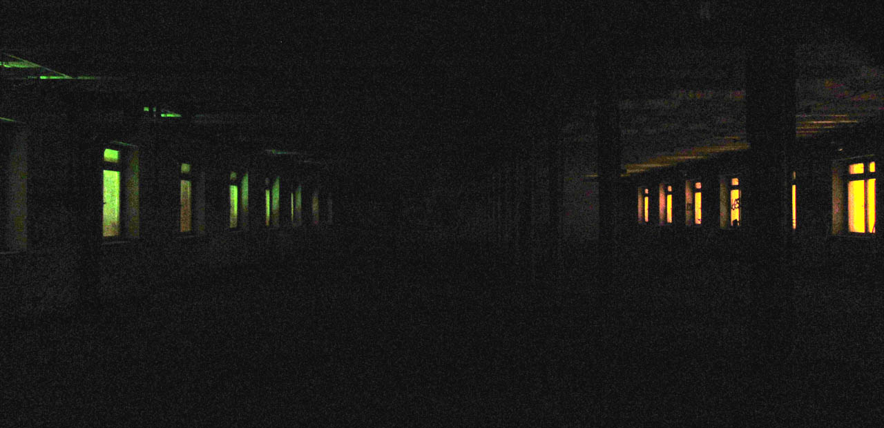 Dojít až sem nám obezřetným tempem trvalo několik hodin. Jsme v nejstarší části areálu, prkenné podlahy a trámové stropy vydechují těžký pach staletí textilní výroby. Zde asi pracovaly 12 hodin i více denně švadleny a přadleny už v dobách, kdy letopočet začínal osmnáctkou. Historie ve vzduchu by se dala krájet. Nesmíme ale používat blesk, abychom nebyli nápadní z venku - hmatové, sluchové a čichové vjemy na webu nelze zprostředkovat.