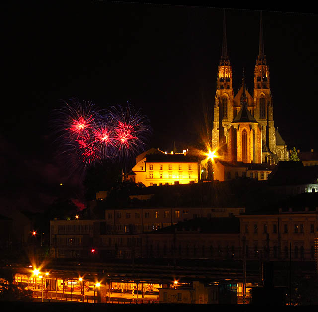 Snad to bylo znamení, že právě ve chvíli, kdy jsme vylezli z páchnoucích útrob tlející budovy na střechu, rozzářil se nad Petrovem ohňostroj. Co by řekli na stav své budovy Theodor a Edmund Bochnerovi a jejich pokračovatelé Paula Neumar, Alfred a Ernst Stiassní? Co na něj říkají stovky dělníků někdejšího národního podniku? Není co slavit…