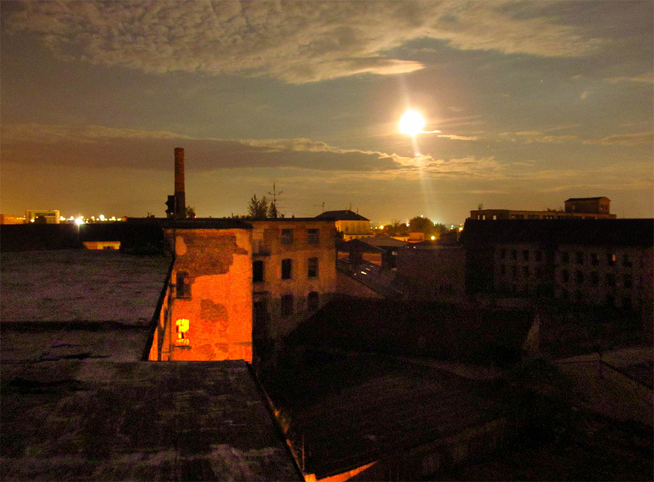 Úplně nakonec vyšel měsíc a ozářil celý areál smířlivým stříbrným světlem, které dodalo všem umírajícím budovám pohádkového nádechu. Stejně jako tu vycházel před mnoha lety, kdy Dornych pokrývaly bažiny a později zahrady, kdy do tmy zněl hukot strojů a také, když Vlněna zažívala poslední dny své existence. Bude vycházet i po staletích, ať už bude na jejím místě stát cokoliv.