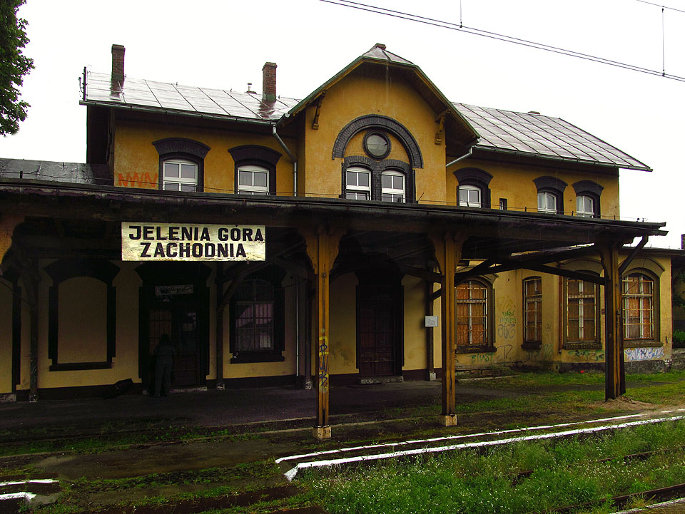 Stanice Jelenia Góra zachodnia je zatím mimo provoz. Již brzy ale vyjedou vlaky i přes průmyslové předměstí podhorského města. Nedaleko odsud se k Jizerské dráze připojuje jiná malebná sudetská trať z Gryfówa Śląskiego.