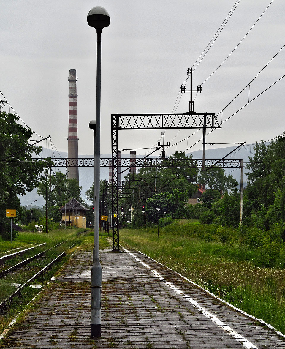 Pohled zpátky k horám přes komíny továrny Celwiskoza, dříve Schlesische Cellulose Papierfabrik. Továrna je již řadu let mimo provoz a skýtá mnoho příležitostí k zajímavým průzkumům. Historické i současné informace jsou k dispozici <a href=http://dolny-slask.org.pl/518484,Jelenia_Gora,Zaklady_Chemiczne_Jelchem_S_A_d_Zaklady_Wlokien_Chemicznych_Chemitex_Celwiskoza.html>zde</a>.