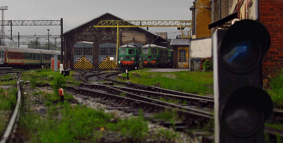 Na decentně animované momentce z jelenohorského depa se k sobě v dešti choulí dva stroje řady ST43, dieseloví vládci nejen Podsudetské magistrály, ale celého jižního Polska.
