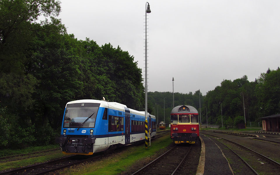 Setkání generací v Tanvaldu. Na rychlíku z Prahy přijel polomáčený katr 021 (retro design pro muzejní účely), na který čeká zbrusu nový štrůdl, jenž nás vyveze vzhůru po Jizerské dráze.