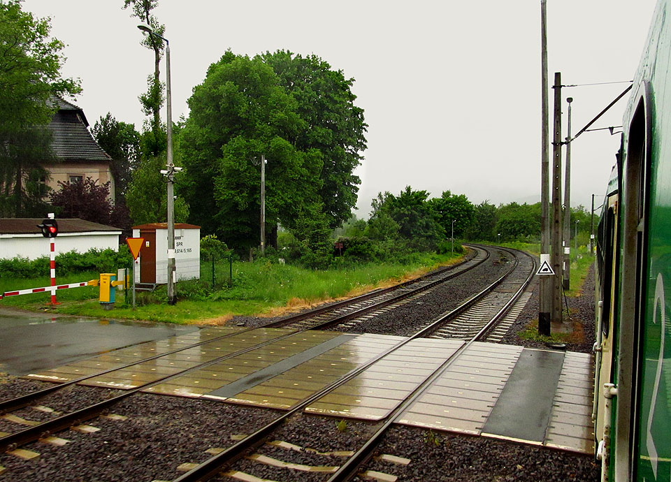V Siędzisławi odbočuje dvojkolejným trianglem trať do Kamiennej Góry a dále buď do Trutnova, Okrzeszyna nebo zpátky do Jeleniej Góry přes Kowary - momentálně jsou asi všechny tři mimo provoz.