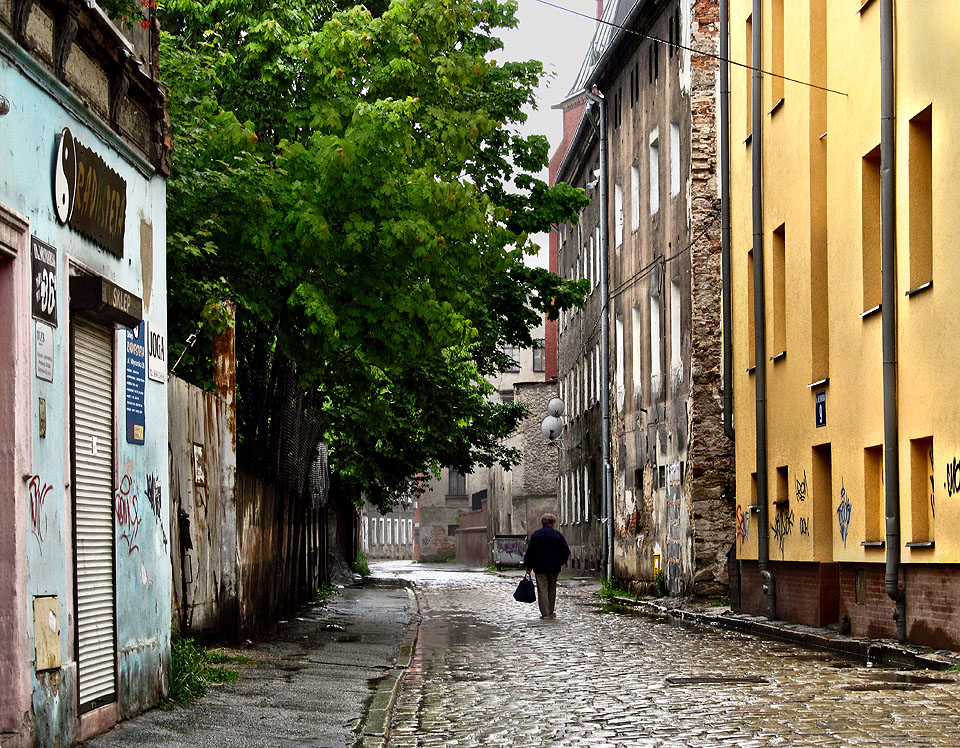 Pár ulic v hornickém městě Wałbrzychu si pořád ještě zachovává svůj někdejší ráz. Rychle jich ale ubývá.