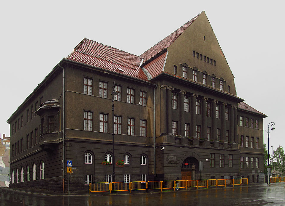 První Walbrzyšské gymnázium nezapře svůj německý původ.