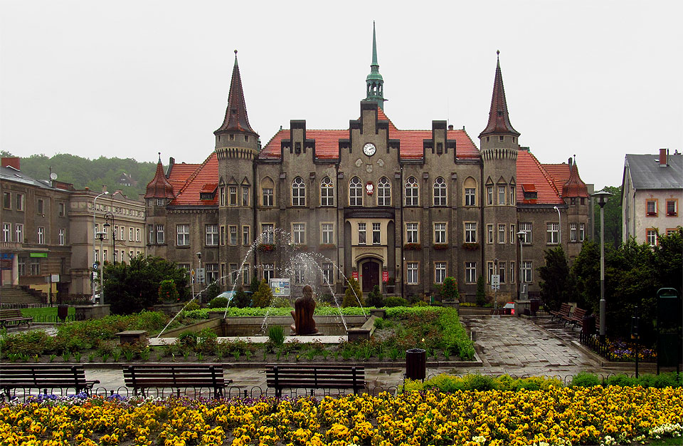 Radnice a vodotrysk tryskající i v dešti.