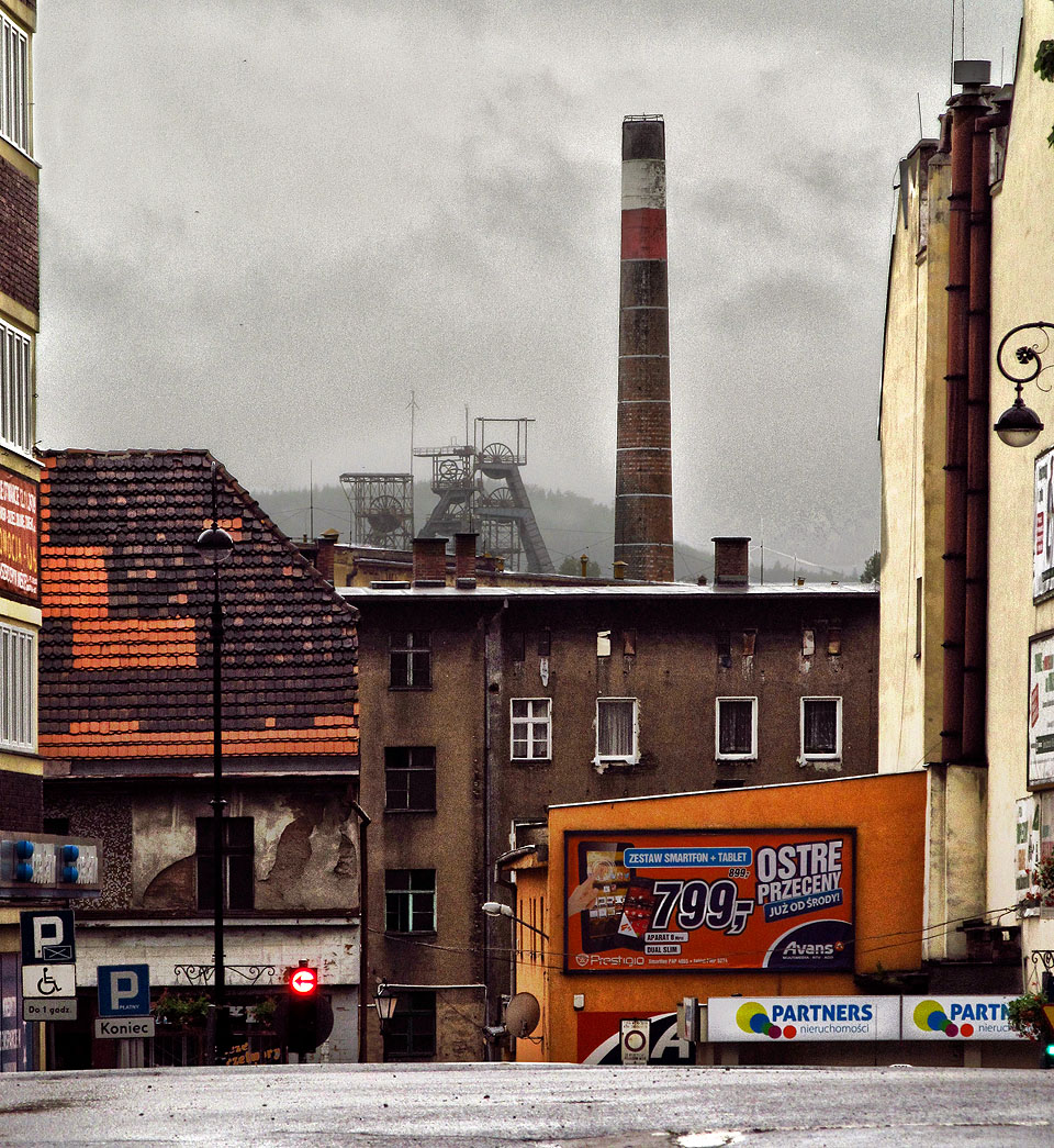 Konečně vidíme doly - vypadají slibně. Žel komíny o dva kilometry vzdálenější koksovny Karolina jsme nespatřili.