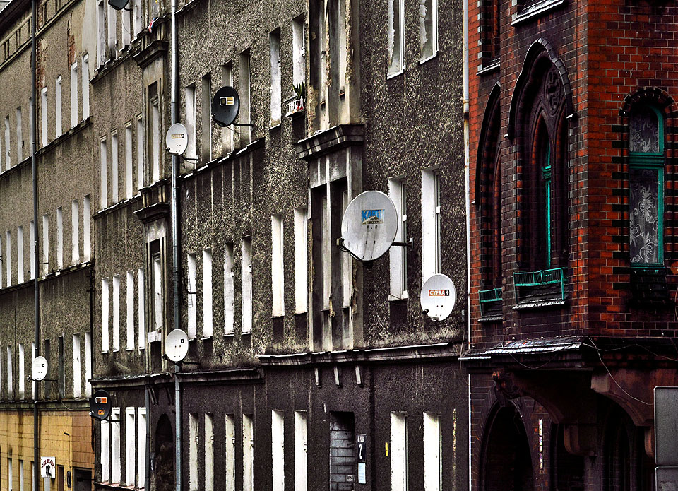 Zníval pláč a ve dne smích,<br />
za dnem den a rok za rokem.<br />
Večer však vždy zněla ticha<br />
a soumrak stékal do Valbřicha<br />
odrážel se ve sklech oken,<br />
na bělostných ostěních.