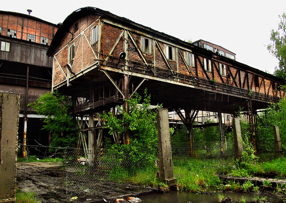 Také zde je v plánu vybudování muzea a pronájem rekonstruovaných prostor dolu. Zatím prší a okolo projíždí nákladní vlaky.