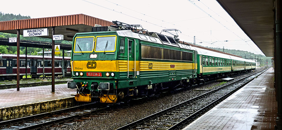 PKP využívají pronájem stejnosměrných lokomotiv řady 163 od ČD. A tak jsme se i zde, na druhé straně hor, mohli na cestě do Kłodzka cítit trošku domácky.