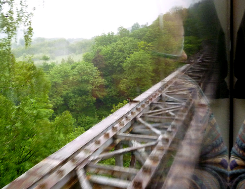 Kdysi dvoukolejná trať z Kłodzka do Wałbrzychu je dnes ve své větší části už jen jednokolejkou, která tak prochází řadou napolovic mrtvých skvostů. Vedle dvojice dvojtunelů u Jedliny je to také nádherný viadukt v Ludwikowicích, jehož obnažená mostovka přímo láká k osobní návštěvě.