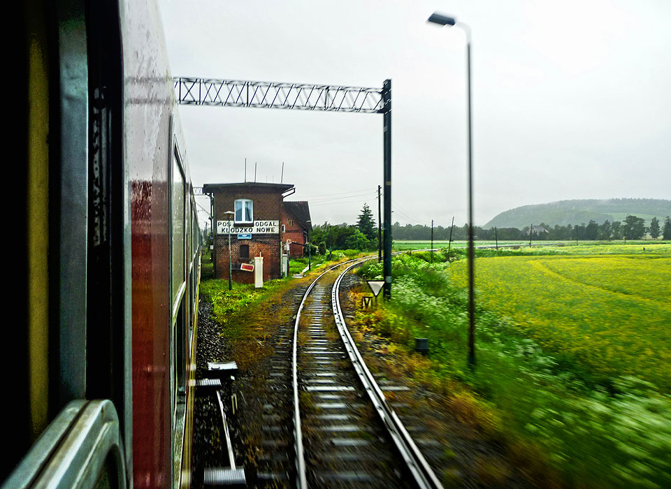 Odbočka do Kudowy Zdróje patří také mezi nejhezčí sudetské tratě. Ve své závěrečné části se vine Stolovými horami okolo Lewina po viaduktech a mostech a nezadá si s Jizerskou dráhou. Kdysi se tudy dalo dojet až do Náchoda, od konce války je však celá dlouhá západní větev klodzkých železnic slepá.