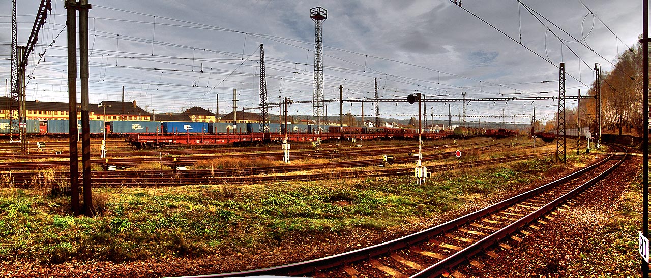 Fotka z České Třebové je z listopadu loňského roku. Odstavené koleje však vypadají pořád stejně a v dobytčácích na nich se dá pořád stejně strávit noc.